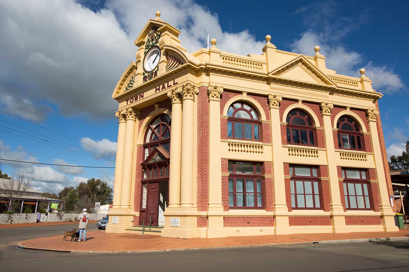 York Town Hall, built in 1911 due to the increased wealth brought on by Gold rushes in eastern areas of the state. A local stands in front of this historic building which is frequented regularly by Tourists to this picturesque town.