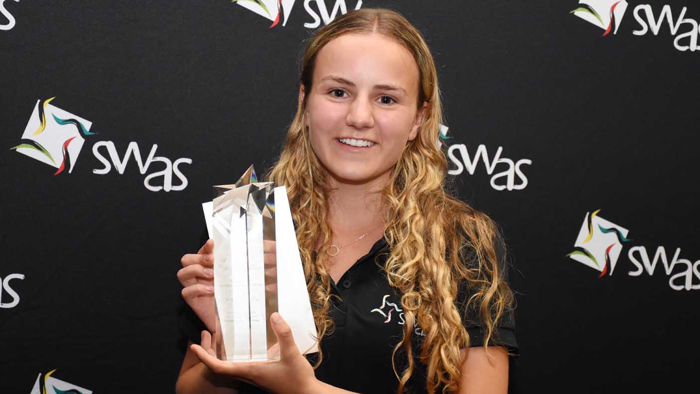 Ella du Preez holding up her trophy